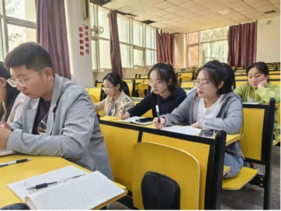 优师引领促成长，携手共进谱新篇——遵化市实验中学新学期教师培训会